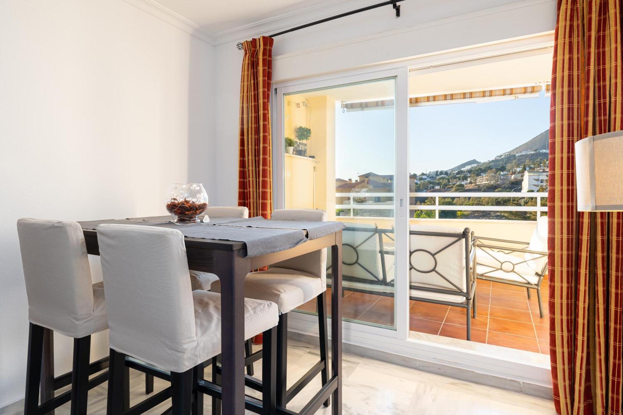 Holidays2Nueva Torrequebrada 2 Bedrooms And 2 Bathrooms, Terrace, Community Pool And Garage ベナルマデナ エクステリア 写真