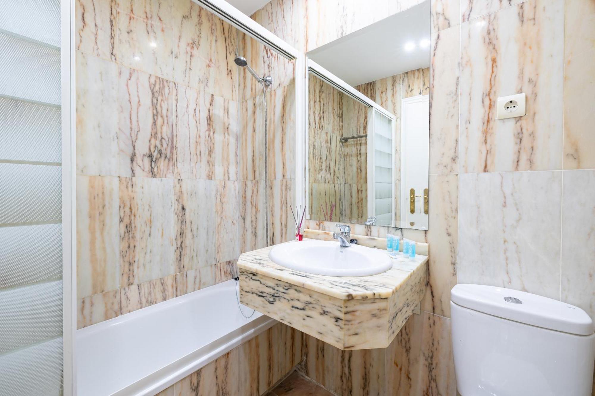 Holidays2Nueva Torrequebrada 2 Bedrooms And 2 Bathrooms, Terrace, Community Pool And Garage ベナルマデナ エクステリア 写真